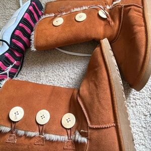 Orange uggs size 8